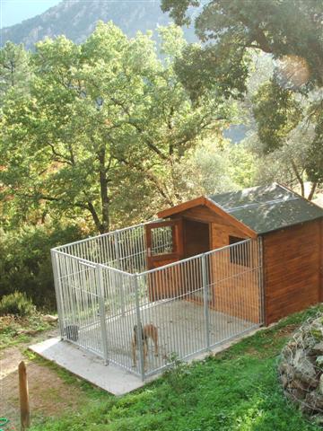Un des "maisons" de nos pensionnaires. La pension pour chien est composée de chalets individuels où peuvent aller jusqu'à trois chiens appartenant au même maître. Malgré le fait que les chiens puissent s'ébattre dans la courette de leur chalet, ceux-ci sont tout de même sortis plusieurs fois par jour.